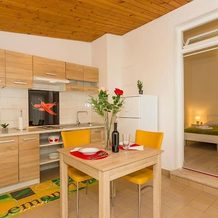 Comfortable Modern Studio With Shaded Patio Split Exterior foto