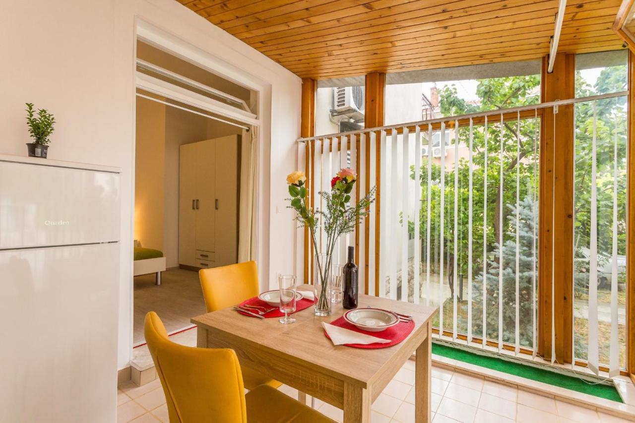 Comfortable Modern Studio With Shaded Patio Split Exterior foto